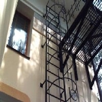 Вертикальная пожарная лестница
